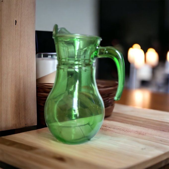 Broc en verre avec couvercle en plastique blanc 