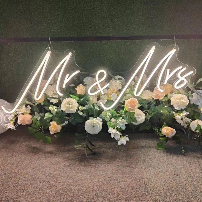 Enseigne lumineuse : Mr & Mrs avec option changement de couleur.