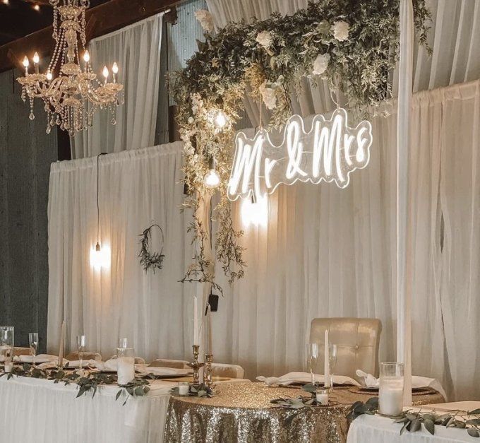 Enseigne lumineuse : Mr & Mrs avec option changement de couleur.