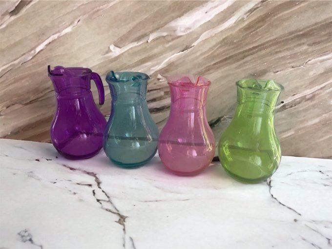Broc en verre avec couvercle en plastique blanc 