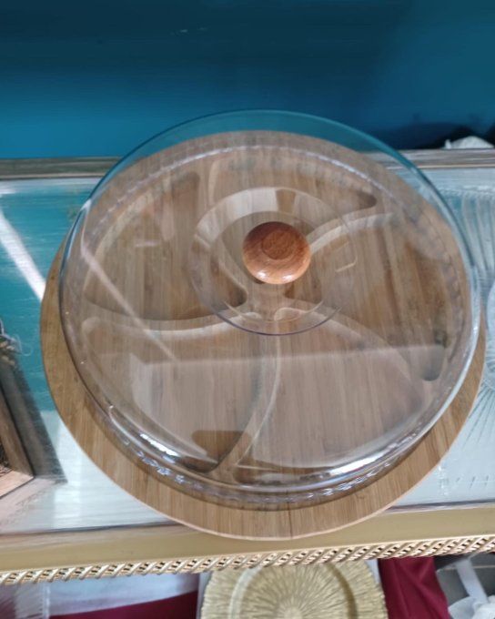 Plateau apéritif en bambou avec cloche en plastique.