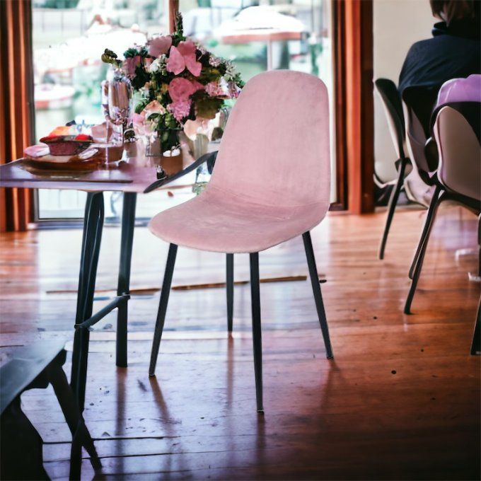 CHAISE EN VELOURS ROSE BONBON AVEC PIEDS EN MÉTAL NOIR